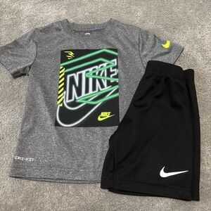Boys Nike Outfit Size 5 (small)